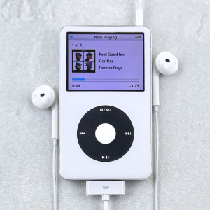 White Faceplate for iPod 5th/5.5th Generation - Image 2