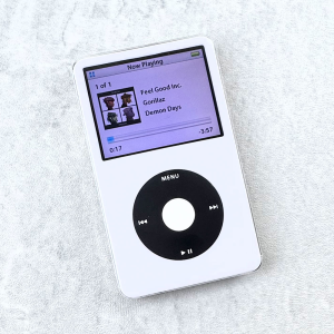 iPod 5th Generation 128GB, 2000mAh, White, Black Click Wheel - Image 2